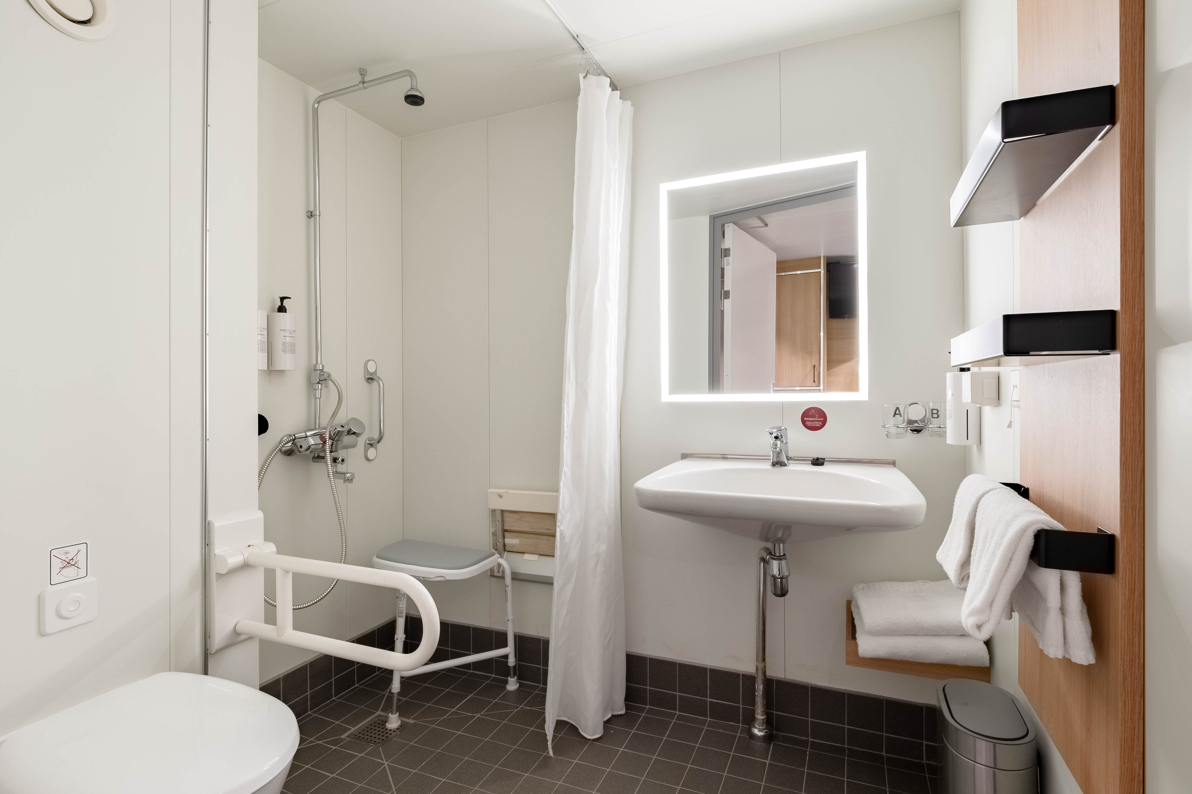 Polar Outside | Accessible double on lower deck with window